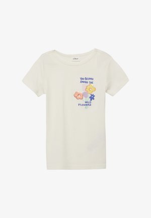 T-shirt à manches courtes couleur crème avec un motif floral et le texte "Tu appartiens parmi les fleurs sauvages" sur le côté gauche de la poitrine.