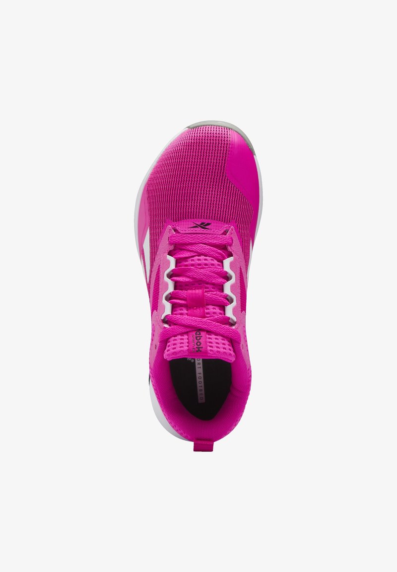 Chaussure de sport rose vif avec des accents blancs, tige en mesh et lacets vue de dessus, montrant le col et la languette rembourrés avec le logo.