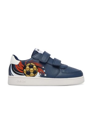 Scarpa sportiva blu navy per bambini con suola bianca, due strisce in velcro e grafica con pallone da calcio dorato e stella rossa sul lato.