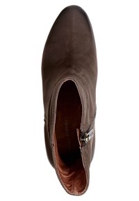 Botte cheville en cuir marron avec un bout arrondi, fermeture éclair latérale et texture lisse. L'intérieur présente une doublure beige clair contrastante.