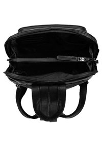 Zaino in pelle nera con chiusura a doppia cerniera, scomparti multipli e tasca interna con cerniera. Texture liscia e spallacci regolabili.