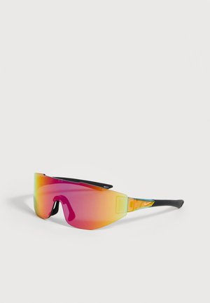 Lunettes de soleil sportives enveloppantes avec verres réfléchissants dégradés orange-rouge et branches noires sur fond blanc.