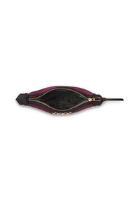 Pochette zippée fuchsia et noire avec matériel doré, présentant un extérieur lisse, une forme conique et une doublure intérieure noire unie.