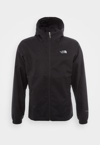 Giacca nera impermeabile con zip frontale, cappuccio, polsini elasticizzati e logo sul petto. Realizzata in tessuto leggero e liscio.