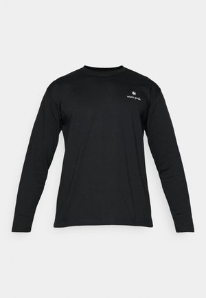 Maglietta nera a maniche lunghe in cotone, con collo tondo e un piccolo logo bianco sul petto per il branding. Texture liscia.