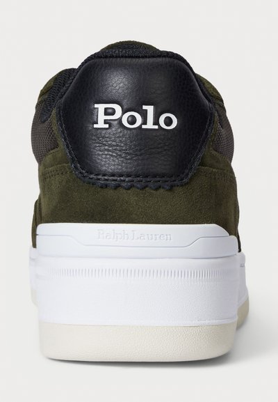 Adidași verzi din suede cu toc din piele neagră, având branding alb și o talpă texturată albă. Include detalii din plasă și accente netede.