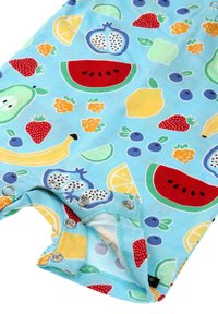 Lichtblauwe stof met kleurrijke fruitpatronen: watermeloen, bananen, aardbeien, citroenen en meer. Drukknopen aan de onderkant.