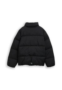 Zwarte pufferjack met een hoge kraag, met een boxy vorm en een gewatteerde textuur. De achterzijde toont horizontale naden en minimale details.