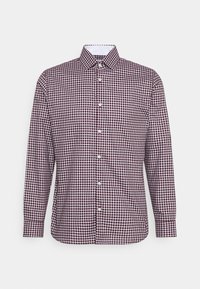 Camicia a maniche lunghe con motivo a scacchi bordeaux e bianco, colletto aperto e bottoni bianchi sul davanti.