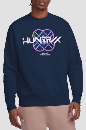 Mann trägt marineblaue Sweatshirt mit buntem geometrischem Logo und dem Schriftzug "HUNTR/X" sowie "KPOP DEMON HUNTERS" auf der Vorderseite.