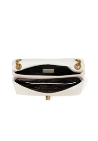 Bílá kožená kabelka se zlatými prvky, která má vnitřek se dvěma přihradkami a hladkou texturu. Magnetické zapínání na dně.