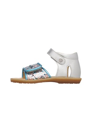 Sandalo per bambino piccolo bianco e blu con cinturini argentati glitterati, supporto alla caviglia e suola in gomma color cuoio, visto di lato su sfondo bianco.