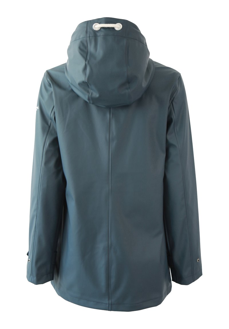 Chaqueta impermeable en color azul verdoso, con capucha, mangas largas y detalle de ajuste. Textura suave con costuras sutiles y detalles en metal plateado.