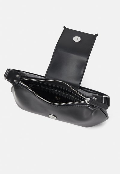 Pochette en cuir noir avec une texture lisse, fermeture éclair et bouton-pression. L'intérieur dispose de plusieurs compartiments pour une meilleure organisation.