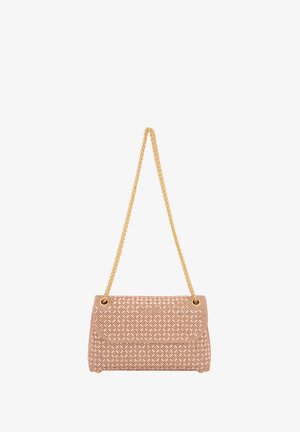 Vævet lyserød syntetisk håndtaske med en guld kædestrop, der har en klaplukning og et struktureret diamantmønster.
