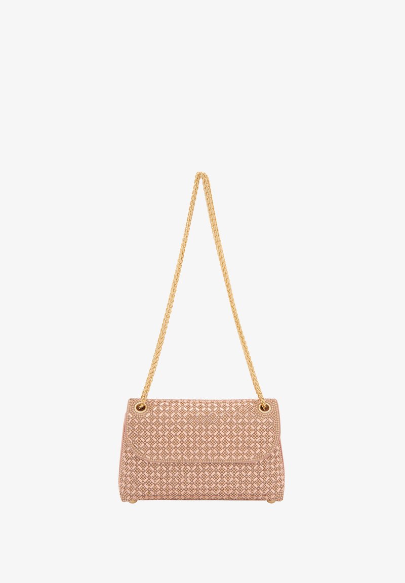 Bolso de mano sintético de color rosa claro tejido, con una correa de cadena dorada, que presenta un cierre de solapa y un patrón de diamantes texturizado.