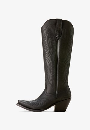 Botas de cowboy de cuero negro con punta puntiaguda, detalles bordados y un caña alta y curvada. Presenta un tacón cuadrado para mayor estabilidad.