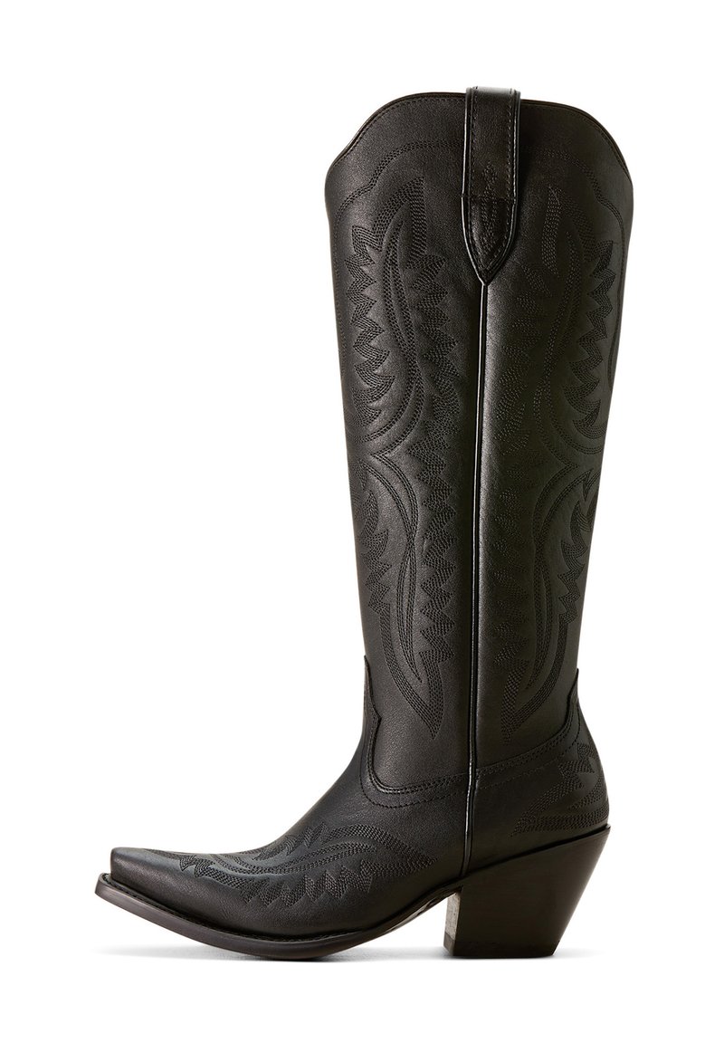 Botas de cowboy de cuero negro con punta puntiaguda, detalles bordados y un caña alta y curvada. Presenta un tacón cuadrado para mayor estabilidad.
