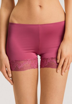 Lila dehnbare Stoffshorts mit Spitzenbesatz am Saum. Die Textur ist glatt mit floralen Spitzenakzenten in passendem Farbton.