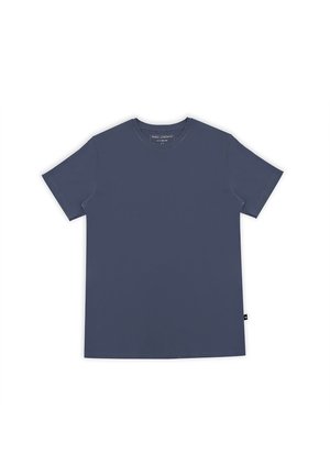 Gładki granatowy t-shirt z krótkim rękawem i okrągłym dekoltem, rozłożony na płasko na białym tle.