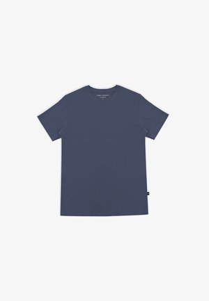 Gładki granatowy t-shirt z krótkim rękawem i okrągłym dekoltem, rozłożony na płasko na białym tle.