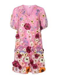 Rosa genomskinlig klänning med livfull broderi av blommor i olika färger, med V-ringning, puffärmar och en lös, svävande design.