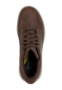 Zapatilla de cuero marrón con puntera redonda, superficie texturizada y diseño de cordones. Presenta un cuello acolchado y una plantilla colorida para mayor comodidad.