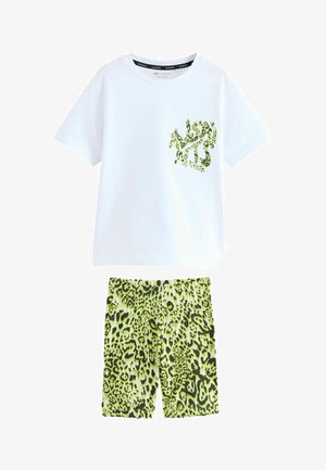 Camiseta de algodón blanca con un estampado de leopardo en verde y negro en el pecho, combinada con pantalones cortos a juego con estampado de leopardo verde.