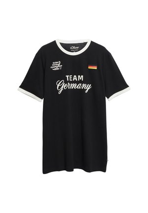 Czarna koszulka z krótkim rękawem z białym obszyciem, napis "Team Germany", naszywka z niemiecką flagą i logo "Global Football Championship 2026" z przodu.