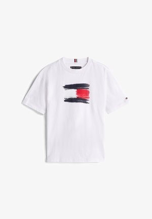 Biela bavlnená tričko s grafickým motívom štetca v čiernej, červenej a bielej farbe. Okrúhly výstrih a krátke rukávy. Logo Tommy Hilfiger na rukáve.