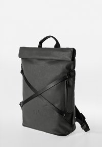 Schwarzer Rolltop-Rucksack aus strukturiertem Stoff mit glatten Akzenten, diagonal angeordneten Riemen und einer seitlichen Reißverschlusstasche. Logo auf der Vorderseite geprägt.