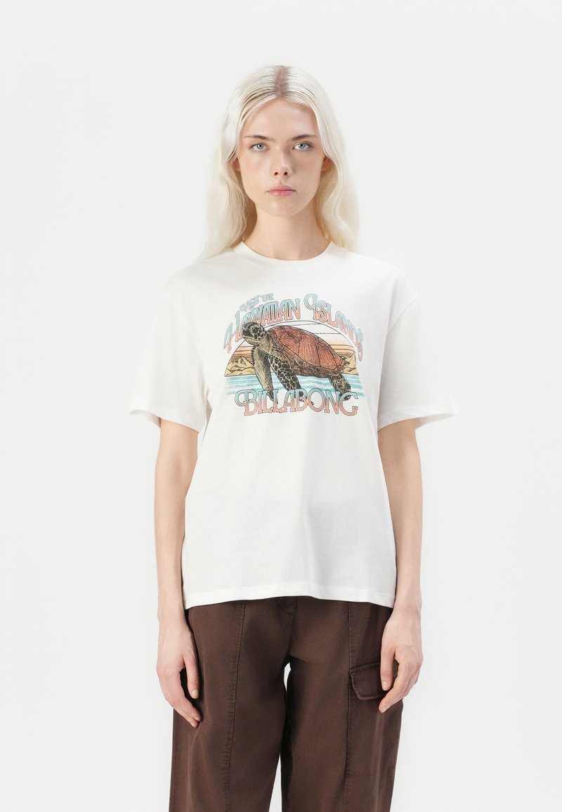 Hvit T-skjorte med et fargerikt grafisk motiv av en skilpadde og teksten "Besøk de hawaiianske øyer Billabong." Korte ermer og avslappet passform.