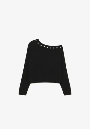 Top negro de manga larga con un escote asimétrico que presenta detalles de ojales plateados a lo largo del cuello.