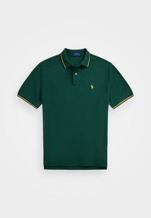 Donkergroen poloshirt met korte mouwen en gele bies op de kraag en mouwen, met een klein geel geborduurd logo op de borst.