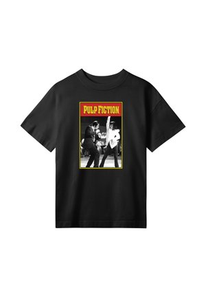 T-shirt in cotone nero con stampa a colori di una scena di Pulp Fiction con bordo giallo e testo rosso, che rappresenta due figure in una posa di danza.