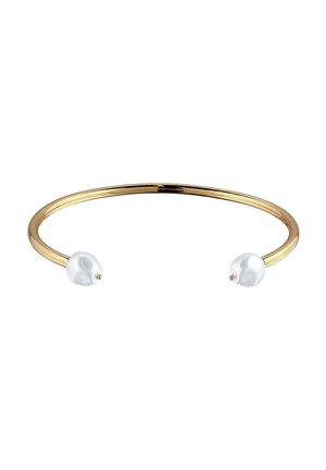 Open gouden armband met een ronde vorm, aan elk uiteinde een witte onregelmatige parelaccent.