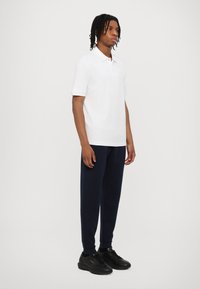 EA7 Emporio Armani Pólóing - white