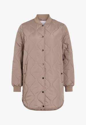 Bézs színű, bélelt bomber dzseki bordázott gallérral, patentos zárral, oldalzsebekkel és hullámos mintával díszített anyaggal.