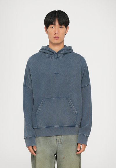 Blaues Kapuzensweatshirt aus weichem Stoff, mit einer vorderen Kängurutasche, gerippten Bündchen und einem dezenten Logo auf der Brust.