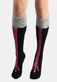 Calze al ginocchio con parte superiore grigia a motivo di piume, corpo nero e disegni rosa sulle gambe che ricordano le zampe degli uccelli con artigli.