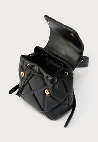 Μαύρη καπιτονέ δερμάτινη τσάντα κουβάς με ευρύχωρο εσωτερικό, εξαρτήματα σε χρυσούς τόνους, κλείσιμο με κορδόνι και ρυθμιζόμενο λουρί ώμου.