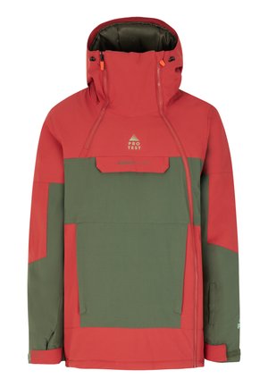 Rode en groene outdoorjas met hoge kraag, grote voorklep, ritsen en verstelbare capuchon. Gemaakt van weerbestendig materiaal.