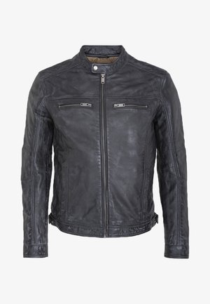Schwarze Lederjacke mit Stehkragen, silbernem Reißverschluss vorne und zwei Reißverschlusstaschen auf der Brust. Sie besteht aus weichem, strukturiertem Leder und hat eine schmal geschnittene Passform.