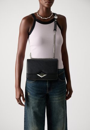 Zwarte leren crossbodytas met een ruitvormig logo, kettingkoord en een gladde textuur. Beschikt over een klep sluiting en een minimalistisch ontwerp.