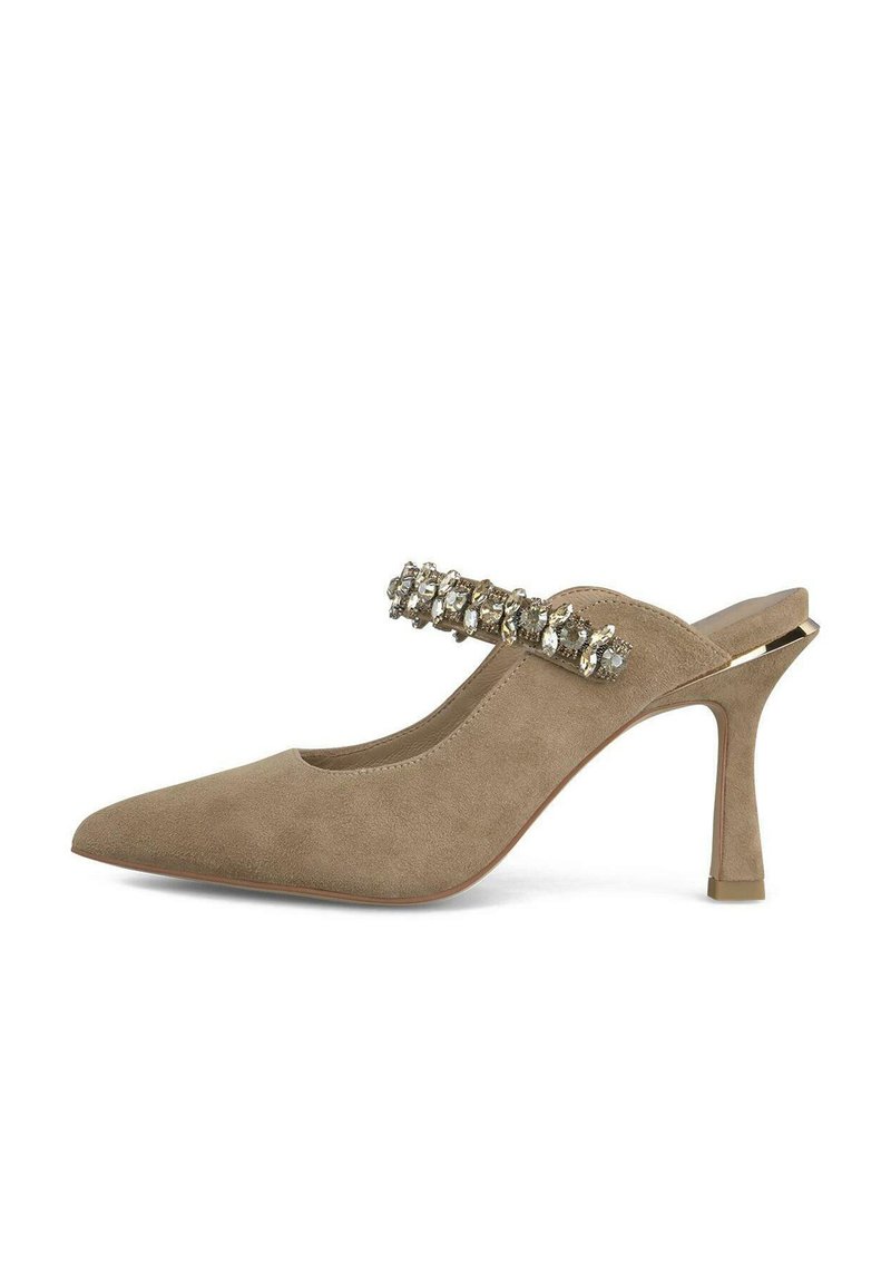 Pump beige in suede con punta affusolata, tacco a stiletto sottile e una fascia decorativa con abbellimenti simili a cristalli trasparenti.