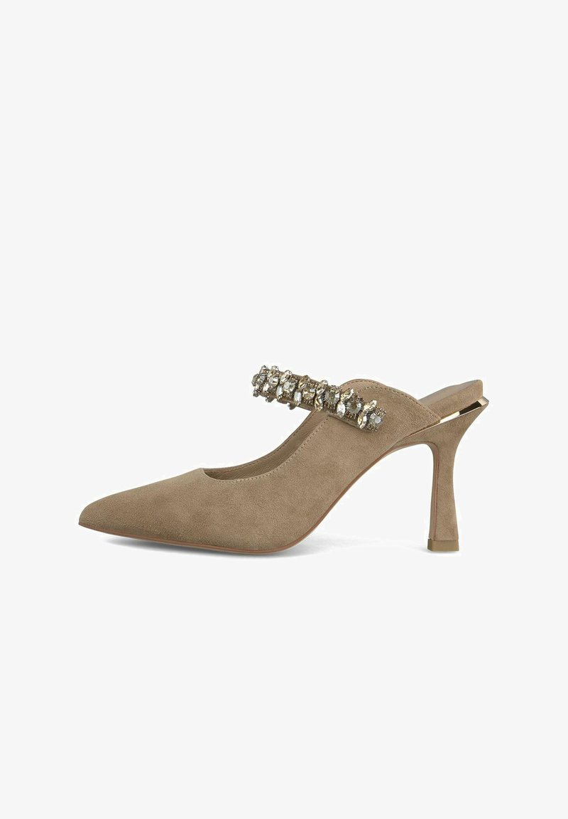 Pompe en daim beige avec un embout pointu, un talon aigu mince et une sangle décorative ornée de embellissements ressemblant à des cristaux transparents.
