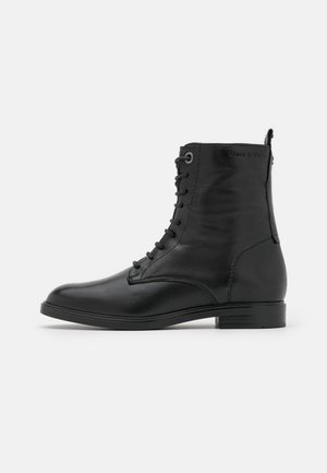 Schnürstiefelette - black