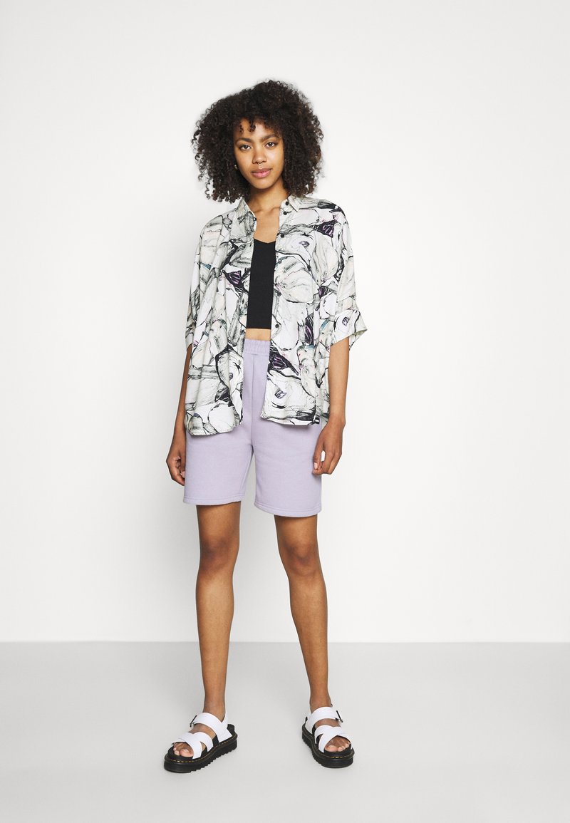 Damen Kleider | Nicki Studios LOGO COLLAGE Shorts violet ice/flieder - TY35025 Damen Kleider | Nicki Studios LOGO COLLAGE Shorts violet ice/flieder - TY35025
