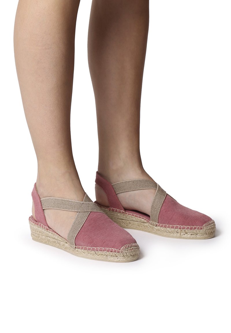 Roosa ja beeži kangast espadrillid elastsete ristiträäkidega, jute-soonaga, ümarate varvastega ja äärtega õmblustega.