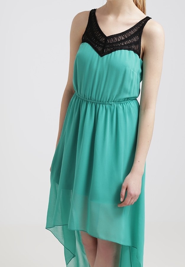 Mentolově zelené šaty s černým texturovaným výstřihem do V, elastickým pasem a splývavým asymetrickým lemem.